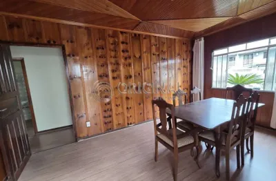 Casa com de madeira com dois dormitórios para locação