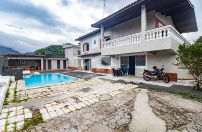 Casa assobradada à venda , 5 quarto(s),  sendo 2 suíte(s)  no bairro centro, 1000 metros da praia, peruíbe-sp