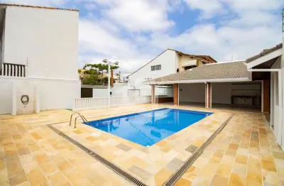 Casa sobrado à venda com piscina, 3 quarto(s),  sendo 1 suíte(s)  no bairro cidade nova peruíbe, 200 metros da praia, peruíbe-sp