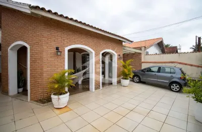 Casa térrea à venda , 3 quarto(s),  sendo 1 suíte(s)  no bairro são joão batista, 200 metros da praia, peruíbe-sp