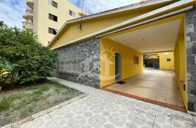 Casa térrea com piscina à venda , 2 quarto(s),  sendo 1 suíte(s)  no bairro centro, 800 metros da praia, peruíbe-sp