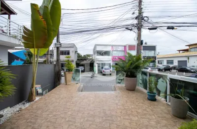 Casa assobradada à venda com piscina, 3 quarto(s),  sendo 1 suíte(s)  no bairro centro, 800 metros da praia, peruíbe-sp