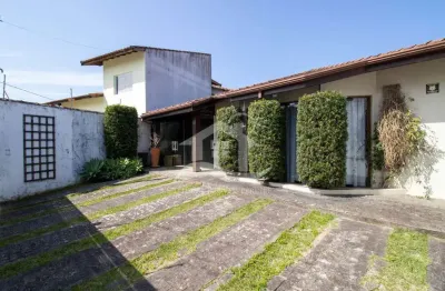 Casa térrea à venda com piscina, 3 quarto(s),  sendo 1 suíte(s)  no bairro ribamar, 800 metros da praia, peruíbe-sp
