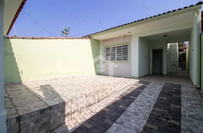 Casa térrea à venda , 2 quarto(s),  sendo 1 suíte(s)  no bairro flórida, 900 metros da praia, peruíbe-sp