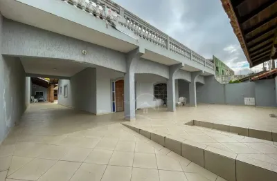 Casa sobrado à venda com piscina, 3 quarto(s),  sendo 3 suíte(s)  no bairro centro, 0 metros da praia, peruíbe-sp