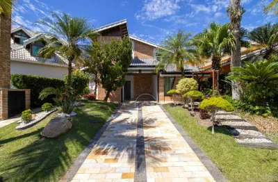 Casa sobrado triplex à venda com piscina, 4 quarto(s),  sendo 4 suíte(s)  no bairro bougainville residencial ii, 500 metros da praia, peruíbe-sp