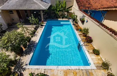 Casa sobrado à venda com piscina, 3 quarto(s),  sendo 1 suíte(s)  no bairro beira mar, 900 metros da praia, peruíbe-sp