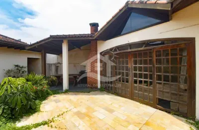 Casa sobrado à venda com piscina, 4 quarto(s),  sendo 2 suíte(s)  no bairro jardim imperador, 500 metros da praia, peruíbe-sp