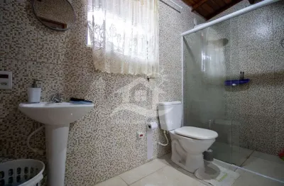 Casa assobradada à venda com piscina, 3 quarto(s),  sendo 1 suíte(s)  no bairro centro, 800 metros da praia, peruíbe-sp