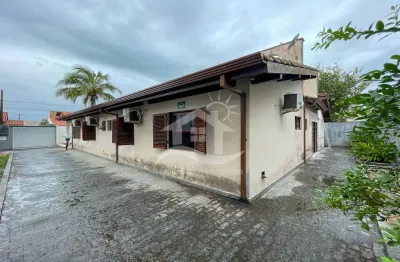 Casa térrea à venda com piscina, 4 quarto(s),  sendo 4 suíte(s)  no bairro são josé, 280 metros da praia, peruíbe-sp