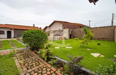 Casa sobrado à venda com piscina, 3 quarto(s),  sendo 1 suíte(s)  no bairro arpoador, 700 metros da praia, peruíbe-sp