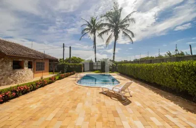 Casa térrea à venda com piscina, 2 quarto(s),  sendo 1 suíte(s)  no bairro costão, 150 metros da praia, peruíbe-sp