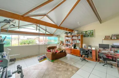 Casa sobrado à venda , 3 quarto(s),  sendo 2 suíte(s)  no bairro park daville, 1500 metros da praia, peruíbe-sp