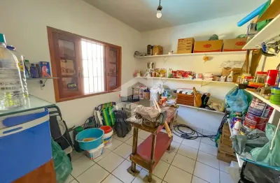 Casa térrea com edícula à venda com piscina, 3 quarto(s),  sendo 1 suíte(s)  no bairro jardim barra de jangadas, 600 metros da praia, peruíbe-sp