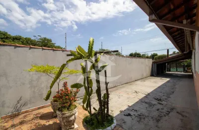 Casa térrea à venda , 4 quarto(s),  sendo 1 suíte(s)  no bairro centro, 700 metros da praia, peruíbe-sp