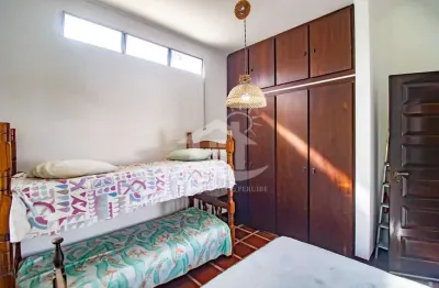 Casa sobrado à venda , 4 quarto(s),  sendo 2 suíte(s)  no bairro turístico, 700 metros da praia, peruíbe-sp