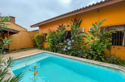 Casa térrea à venda com piscina, 3 quarto(s),  sendo 1 suíte(s)  no bairro ribamar, 600 metros da praia, peruíbe-sp