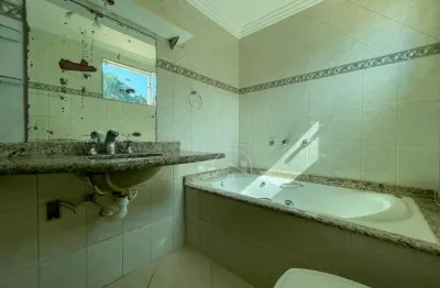 Casa térrea à venda com piscina, 2 quarto(s),  sendo 2 suíte(s)  no bairro vila romar, 1600 metros da praia, peruíbe-sp