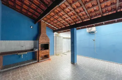 Casa térrea à venda , 3 quarto(s),  sendo 1 suíte(s)  no bairro flórida, 300 metros da praia, peruíbe-sp