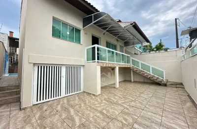 Casa sobrado à venda , 4 quarto(s),  sendo 1 suíte(s)  no bairro sambura, 50 metros da praia, peruíbe-sp