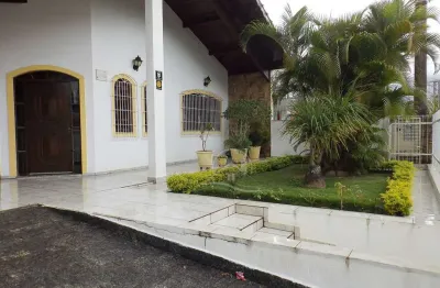 Casa térrea à venda com piscina, 3 quarto(s),  sendo 1 suíte(s)  no bairro stella maris, 200 metros da praia, peruíbe-sp