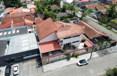 Casa sobrado à venda com piscina, 6 quarto(s),  sendo 4 suíte(s)  no bairro ribamar, 800 metros da praia, peruíbe-sp