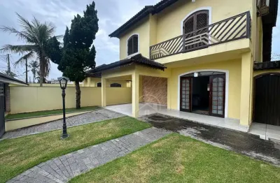 Casa sobrado à venda com piscina, 3 quarto(s),  sendo 1 suíte(s)  no bairro oasis, 150 metros da praia, peruíbe-sp