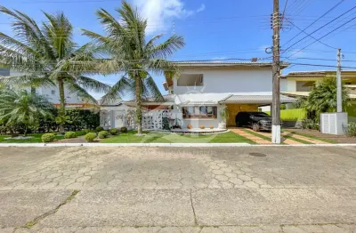 Casa Sobrado à venda com piscina, 5 quarto(s),  sendo 5 suíte(s)  no bairro Sambura, 600 metros da praia, Peruíbe-SP