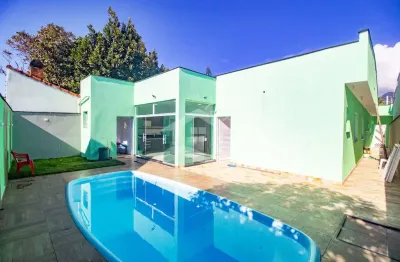 Casa Térrea à venda com piscina, 3 quarto(s),  sendo 3 suíte(s)  no bairro Stella Maris, 180 metros da praia, Peruíbe-SP