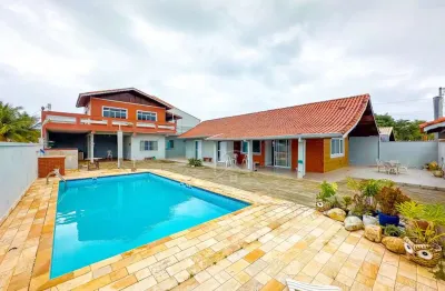 Casa Térrea com Edícula à venda com piscina, 3 quarto(s),  sendo 1 suíte(s)  no bairro São José, 200 metros da praia, Peruíbe-SP