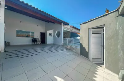 Casa Térrea à venda com piscina, 3 quarto(s),  sendo 1 suíte(s)  no bairro Oasis, 700 metros da praia, Peruíbe-SP