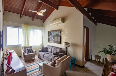 Casa Sobrado à venda com piscina, 4 quarto(s),  sendo 3 suíte(s)  no bairro Sambura, 700 metros da praia, Peruíbe-SP