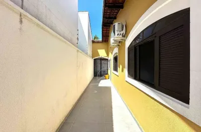 Casa Térrea à venda , 3 quarto(s),  sendo 1 suíte(s)  no bairro Oasis, 900 metros da praia, Peruíbe-SP