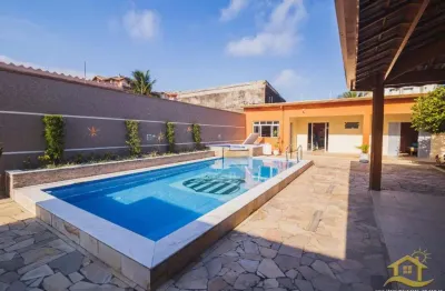 Casa térrea à venda com piscina, 6 quarto(s),  sendo 1 suíte(s)  no bairro centro, 0 metros da praia, peruíbe-sp
