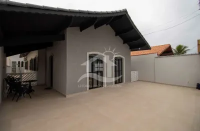 Casa térrea à venda com piscina, 5 quarto(s),  sendo 3 suíte(s)  no bairro oasis, 200 metros da praia, peruíbe-sp