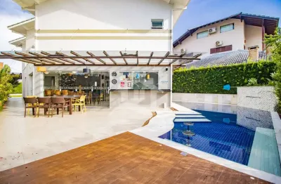 Casa assobradada à venda com piscina, 4 quarto(s),  sendo 3 suíte(s)  no bairro bougainville residencial ii, 500 metros da praia, peruíbe-sp