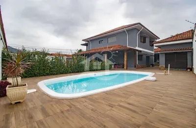 Casa sobrado à venda com piscina, 4 quarto(s),  sendo 4 suíte(s)  no bairro ribamar, 600 metros da praia, peruíbe-sp