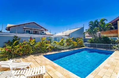 Casa assobradada à venda com piscina, 4 quarto(s),  sendo 1 suíte(s)  no bairro turístico, 50 metros da praia, peruíbe-sp