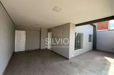Casa aérea  reformada composta por  03 suítes,closet toda no porcelanato na qnp 12 ceilandia sul