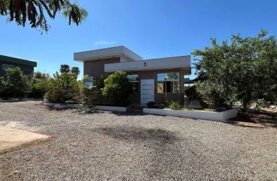 Duas casas com piscina em condomínio fechado – 2800m² de puro espaço!