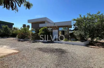 Duas casas com piscina em condomínio fechado – 2800m² de puro espaço!