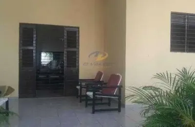 Vendo casa com 3 quartos sendo 3 suítes, 1 banheiro social, 2 salas, cozinha e área de serviço, dce