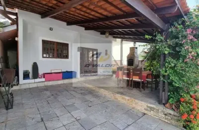 Vendo casa, em condomínio fechado, com 100 m², 3 quartos s/ 1 suíte, espaço gourmet e 2 vagas