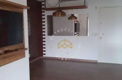 Apartamento com armários, semi-mobiliado e em boa localização