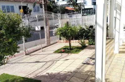 Vendo casa plana em barreiros são josé sc três dormitórios suíte, piscina.