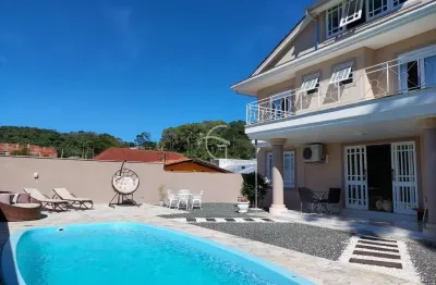 Uma casa em condomínio fechado com apenas 6 residências, mobiliada, para você e sua família desfrutarem!
