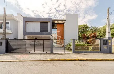 Esta belíssima residência fica em condomínio fechado e analisa permuta.