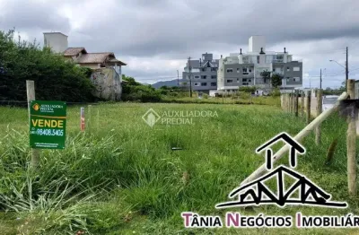 Terreno com escritura em loteamento a 200 metros da praia do campeche