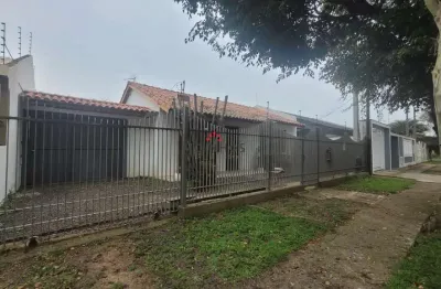 Casa com 2 dormitorios e amplo patio. bairro harmonia, canoas.