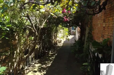 Casa em terreno 19 X 43m2 de ótima metragem , localizado na Vila João Pessoa,